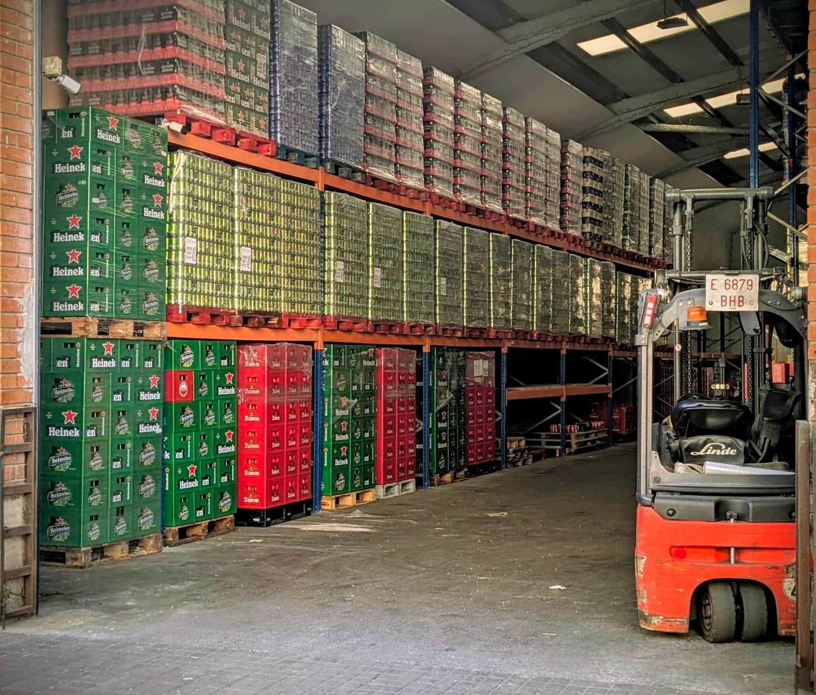 Magatzem Drinks Barcelona amb caixes Heineken i carretó de repartiment