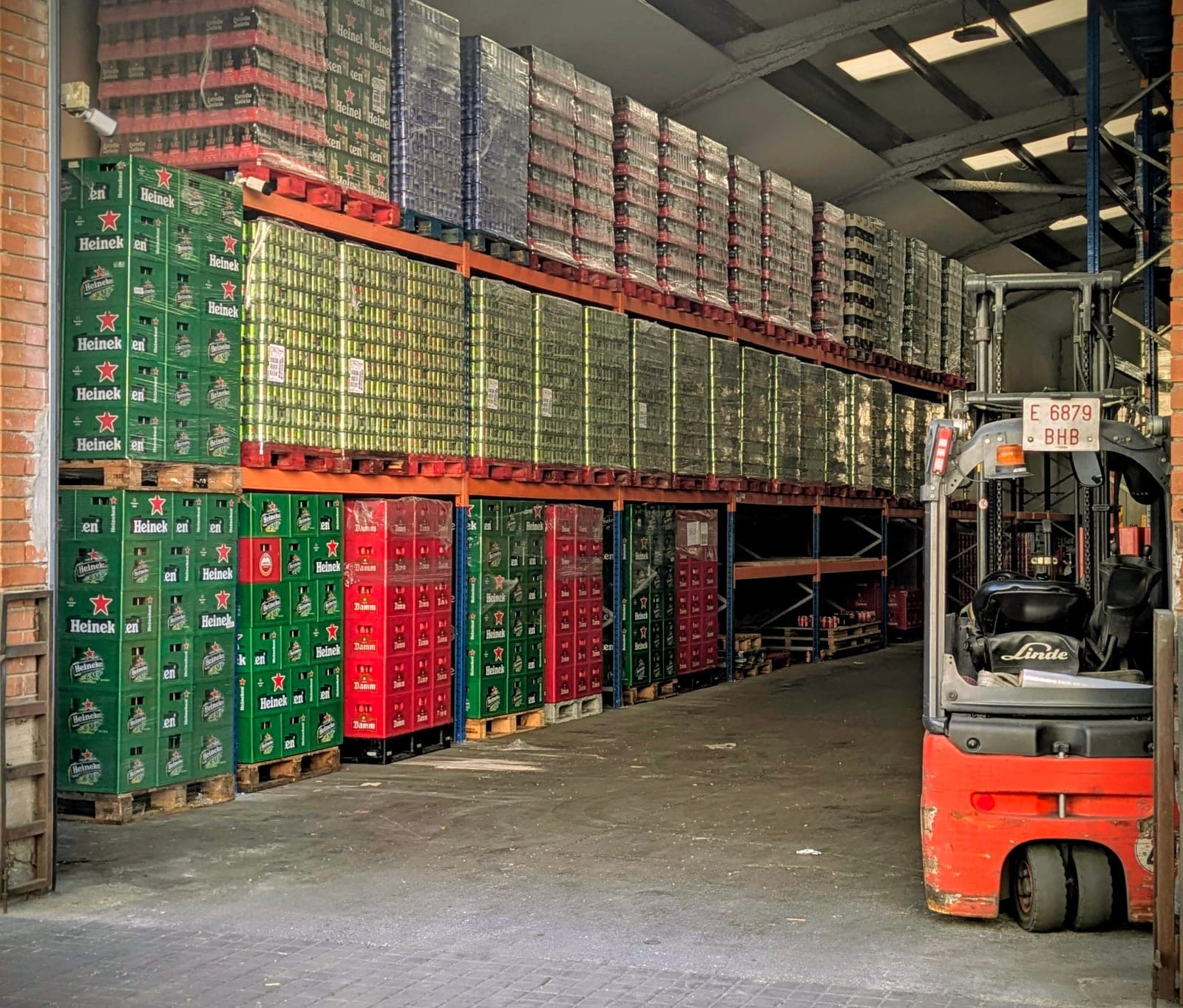Magatzem Drinks Barcelona amb caixes Heineken i carretó de repartiment